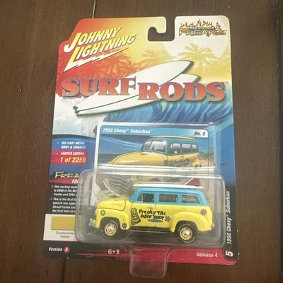 Chevy Suburban 1950 escala 1:64 fundido a presión por Johnny Lightning Surf Rods Foto 1 de 2