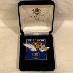 Salt Lake City Olympia Pin - 2-1/2" Tall - We're Here" - 3 Maskottchen - Boxed - VGC - Bild 1 von 5