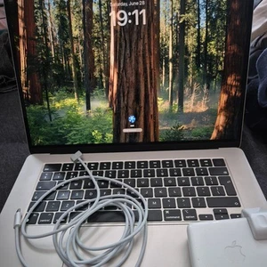 MacBook Air 15 Inch 2023 With Apple M2 Chip Starlight 8GB RAM 256GB SSD (A2941) - Afbeelding 1 van 10