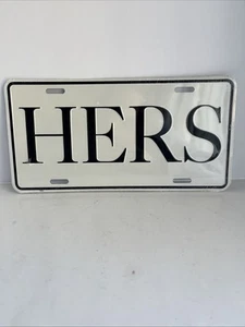 "HERS" Nummernschild weiß & schwarz Metall Waschtisch Autoschild - Bild 1 von 7