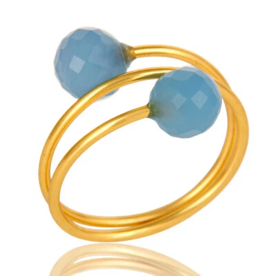 Anel de três fios espirais folheado a ouro com joias redondas de pedra preciosa azul calcedônia - Imagem 1 de 4