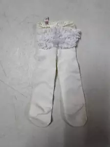 AMERIKANISCHE MÄDCHENPUPPE MOLLY OUTFIT WEISS GERIPPTE STRUMPFHOSEN MIT SPITZE BUM SELTEN - Bild 1 von 3