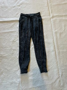 Lululemon Camo Womens Size 6 Joggers - Picture 1 of 4