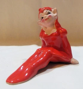 Keramik geschwungene weibliche rote Pixie Elfe Figur sitzend - Bild 1 von 13