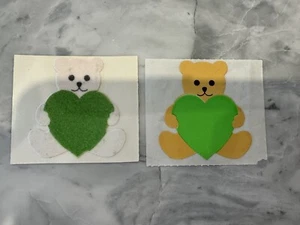 2 pegatinas raras vintage de osos difusos y lisos de 2” de los años 80 sosteniendo corazón verde Hambly - Imagen 1 de 1