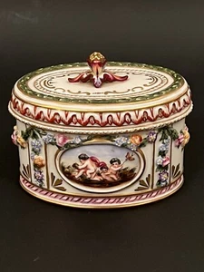 Antique Ginori Doccia Figural Box With Finial CHERUBS ANGELS & GARLANDS - Picture 1 of 11