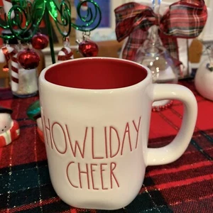 RAE DUNN weiß rot groß HOWLIDAY CHEER Weihnachten Urlaub Keramik TASSE NEU - Bild 1 von 3