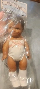 Muñeca de vinilo vintage Daisy Kingdom DAISY BABY piel oscura 12" - NUEVA - Imagen 1 de 5