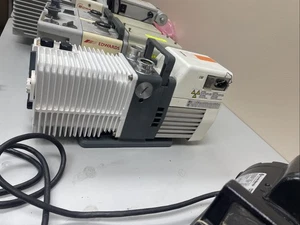Bomba de vacío de paletas rotativas de doble etapa Alcatel Pascal 2015 SD 10,6 CFM 100/240VAC 1Ph - Imagen 1 de 3