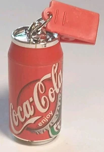 Lattina Coca Cola in miniatura da 2,25 pollici con clip in plastica Coca-Cola Cola - Foto 1 di 8