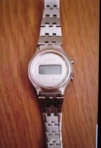 PULSAR 1000 QUARTZ STAINLESS STEEL DIGITAL LADIES WATCH W/ BOOKLET VINTAGE - Picture 1 of 3