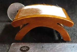 Ottomane Fußhocker Poof Rindsleder & Holz OOAK Möbel 1:12 Mini 9650 ISTZUSTAND - Bild 1 von 3