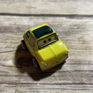 Disney Pixar Cars Mini Racer Racers Película Diecast Car LUIGI Amarillo Mini Italiano - Imagen 1 de 4