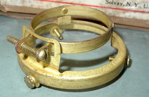 Soporte de montaje de pantalla de lámpara de colección 2 1/4" anillo de latón NOS Pass & Seymour pieza de EE. UU. - Imagen 1 de 17