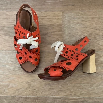 Anthropologie LEIFSDOTTIR Sandalias de Tacón Riika de Cuero Recortado Tacón de Madera 6.5/7 Foto 1 de 4