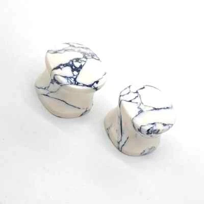 Par de tapones perforadores artesanales con forma de cojín Howlite Stone tamaño 8 g - 54 mm Foto 1 de 4