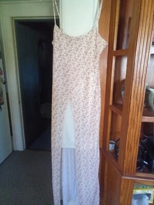 Langes Damenkleid, Größe (M) Medium von Crocket. Hellbraun mit rosa Blumen, hellbrauner Slip - Bild 1 von 9
