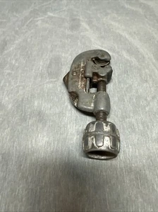 VINTAGE RIGID Pipe Cutter Tool No 10 Pipe Cutter 1/8" to 1" OD Handy Man Tool - Picture 1 of 6