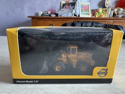 MEZZO DA LAVORO STRADALE ESCAVATORE RIBALTABILE VOLVO 1:87 NUOVO DA COLLEZIONE - Immagine 1 di 4