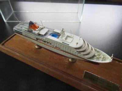 Classic Ship Collection nave passeggeri C.Columbus scafo completo 1:1250 - Immagine 1 di 4