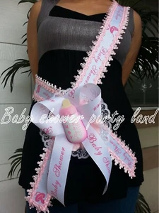 Welcome Baby Shower Mom To Be It's a Girl Fascia Rosa Bottiglia Nastro e Corsetto - Foto 1 di 6