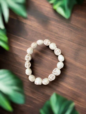 Pulsera elástica/elástica con cuentas calavera turquesa blanca Foto 1 de 4