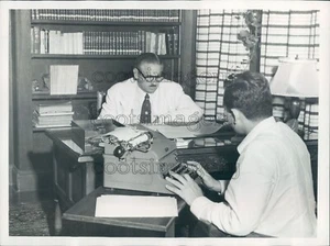 1953 Pressefoto Carlos Sacarras von Kuba diktiert Schreibkraft 50er Jahre - Bild 1 von 2