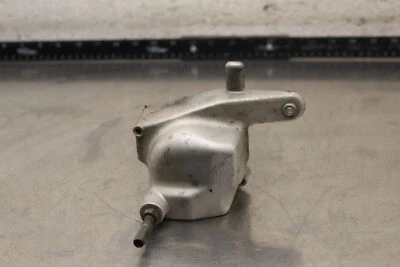 Suzuki GT185 1973 Adventurer cubierta de bomba de aceite del motor B333 Foto 1 de 4