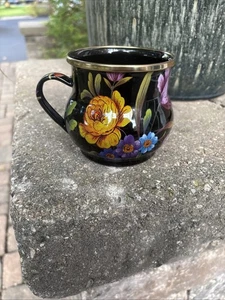 MACKENZIE-CHILDS Black Flower Market Emaille Becher, süße Blume Kaffeebecher - Bild 1 von 10