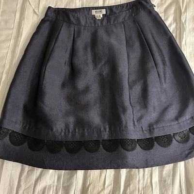 Saia de cetim azul barata e chique Moschino com acabamento de renda preta forrada tamanho 8 em excelente estado usado! - Imagem 1 de 4