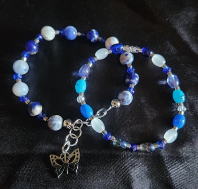 Pulsera de plata con piedras preciosas de sodalita azul artesanal con dije de mariposa ajustable Foto 1 de 4