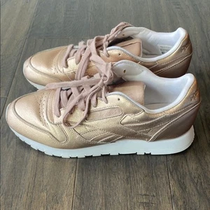 REEBOK Classic Rose Gold Sneaker Womens Sz 8.5 Metallic Low - Picture 1 of 10