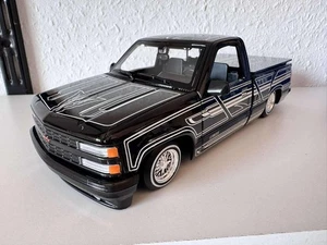 1:24 Maisto - 1993 Chevrolet 454 SS Pickup , black - Picture 1 of 9
