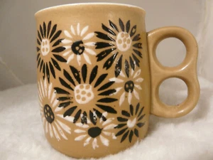 HANDBEMALTE TASSE/TASSE RETRO 70ER JAHRE - BEIGE MIT SCHWARZ-WEISSEN BLUMEN - GETEILTER GRIFF - Bild 1 von 5