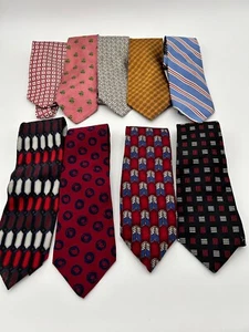 8 CRAVATTE IN SETA DA UOMO ASSORTITE - LIEVI DIFETTI almeno 4 BROOKS BROTHERS - Foto 1 di 2