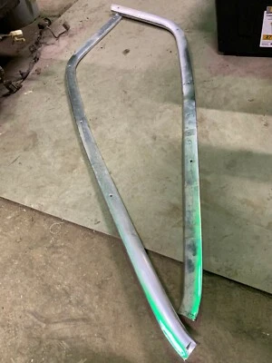 1964 Buick LeSabre 4-d HT top of inside side glass stainless garnish molding Foto 1 de 4