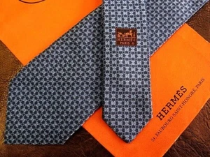 Corbata HERMES Seda Azul Marino Logo Vendedor de Japón N0120 42 Hecha en Francia - Imagen 1 de 2