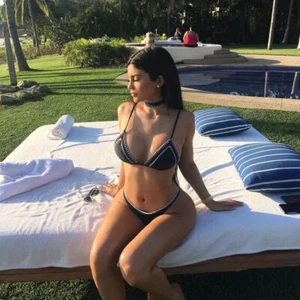Kylie Jenner Sensual Body In Bikini 8x10 Picture Celebrity Print - Picture 1 of 1