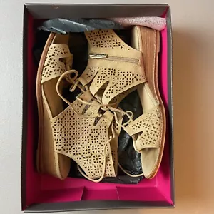 Vince Camuto Women's Retana Suede Tumbleweed Ankle-High Sandal, Size 10M - Picture 1 of 7