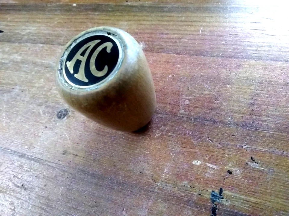 AC VINTAGE WOODEN GEARKNOB, WOOD AND ENAMEL CENTRE BADGE, COBRA, ACE, ACECCA - Image 1 of 3