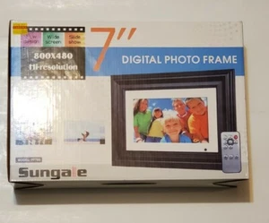 Sungale PF709-7 inch Digital Photo Frame - Picture 1 of 3