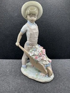 IMPRESIONANTE ESTATUILLA LLADRO - PEQUEÑO JARDINERO #1283 - NIÑO CON CARRETILLA - ESPAÑA - Imagen 1 de 9