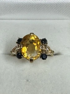 Anello in oro 14 kt con citrino ovale e 4 piccoli zaffiri scuri - Foto 1 di 9