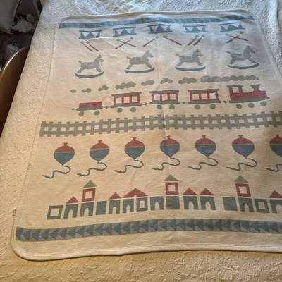 Caballos mecedores Santonja y un tren, colores pastel reversibles hecho en España Foto 1 de 4