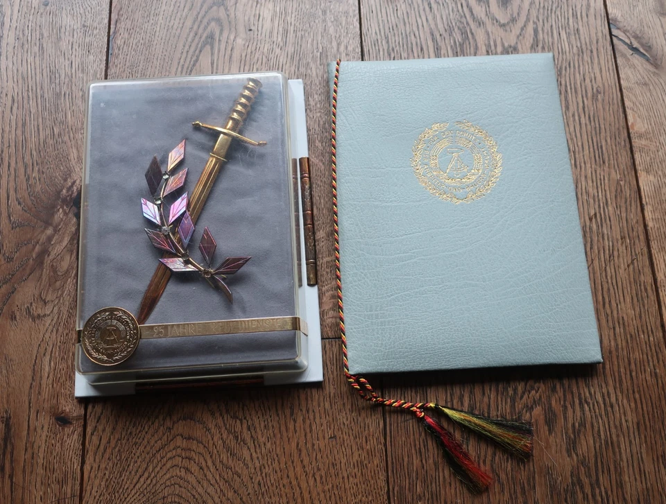 NVA Ehrengeschenk, 25 Jahre Treue Dienste für einen Major 1980 mit OU AG Wolff - Bild 1 von 4