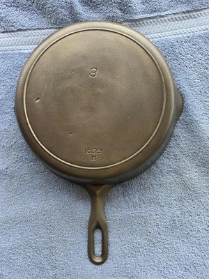 #8 IRON MT by, GRISWOLD,cast iron skillet, HR, pn 1033 B, EX, Cond.,NR! - Image 1 of 2