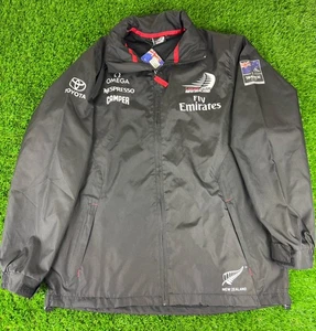 Neu mit Etikett Sail Racing Jacke Small Omega Emirates Team New Zealand Americas Cup - Bild 1 von 13