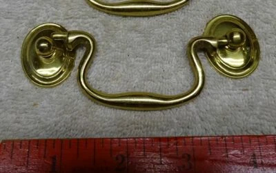 * DE COLECCIÓN LATÓN MACIZO - MANGO DE PACA DE CAÍDA DE CAJÓN - ¡¡BONITO para EDAD!!  * Foto 1 de 3