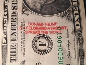 DONALD TRUMP ES UN DELINCUENTE Y UN FASCISTA... Serie de billetes de $1 2021 moneda de Estados Unidos estampada - Imagen 1 de 5