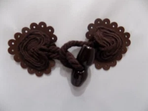 ALAMARO CHIUSURA ABBIGLIAMENTO GIACCHE CAPPOTTI ECOPELLE CORDONE CUORE MARRONE - Picture 1 of 1